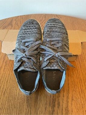 Women’s Suavs The Zilker in Heathered Grey, Size 9.